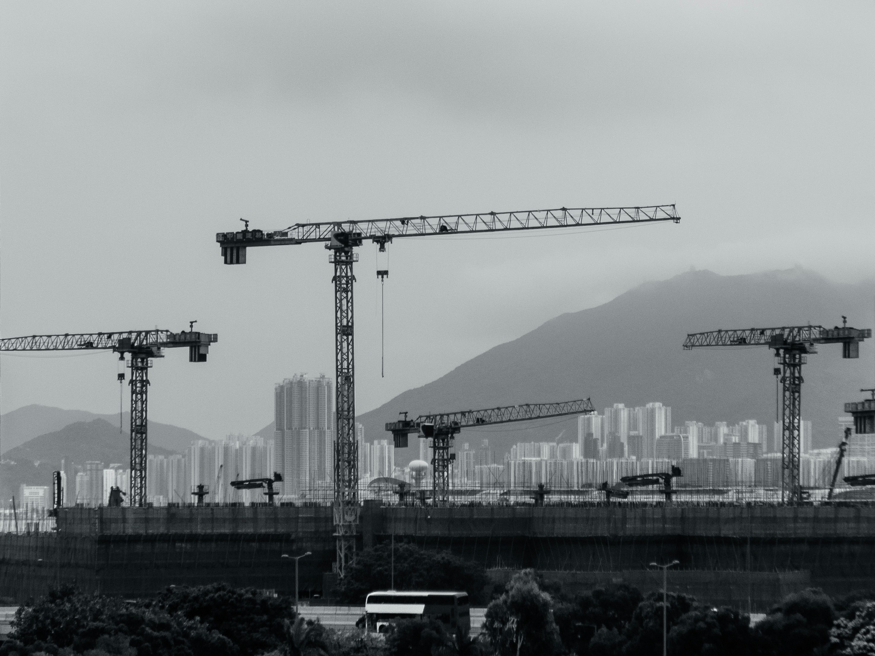 Equipamentos especializados e caminhão guindaste em içamento industrial — Bassini Engenharia