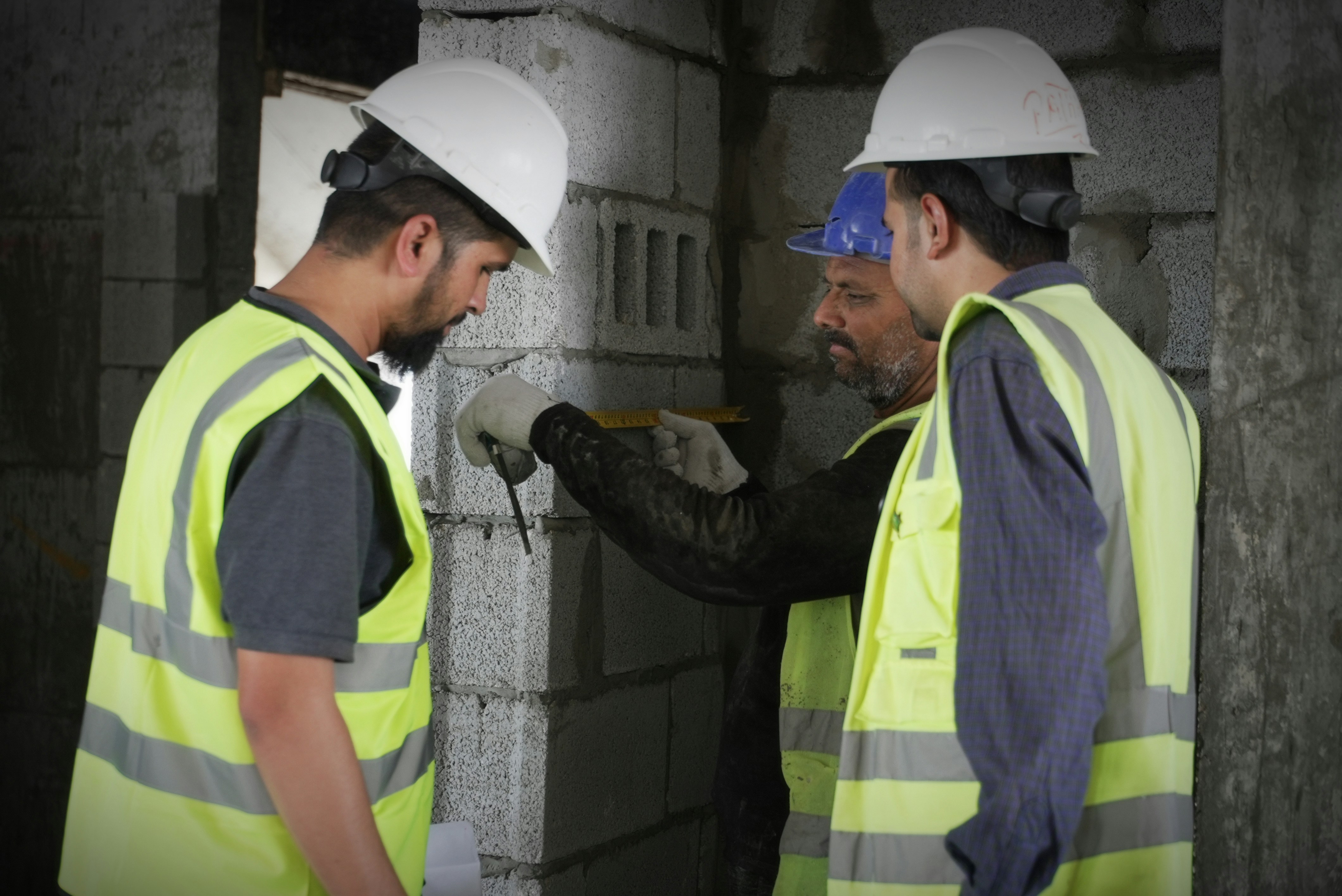 Profissional técnico realizando inspeção e controle de qualidade industrial — Bassini Engenharia