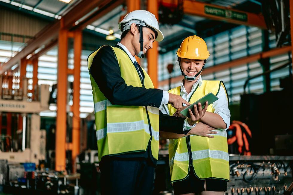 Profissional técnico em ambiente industrial atuando na conformidade e segurança operacional — Bassini Engenharia